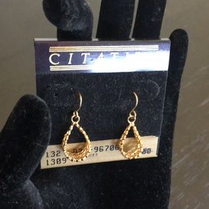 Gold Filigree Teardrop Dangle Earrings E19